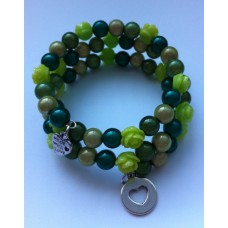Spiraal armband  groentinten en kleine roosjes